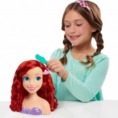 Criança a inventar tranças e penteados no busto Ariel Disney Princess