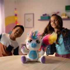 Crianças a brincar com o unicórnio Luky interativo